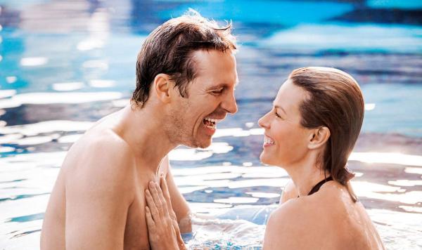 Paar im Pool