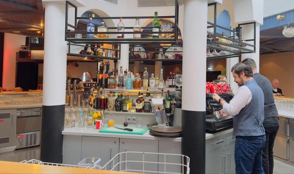 Mitarbeiter an der Bar