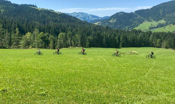 Radfahren auf grünen Hügeln