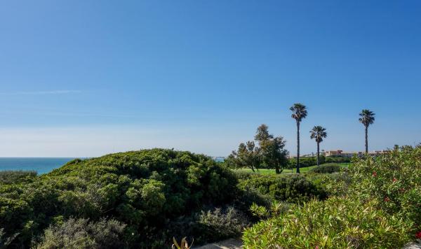 Blick über die Gartenanlage auf das Meer
