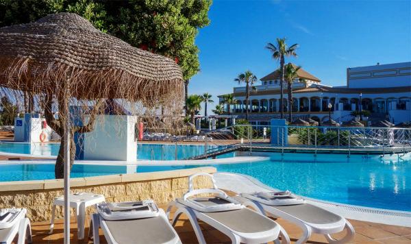 Blick auf den Pool mit Liegen