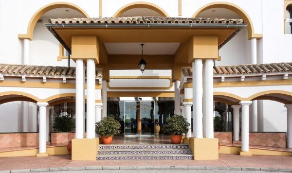 Blick auf den Hoteleingang