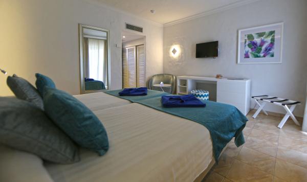 Doppelbett im Hotelzimmer