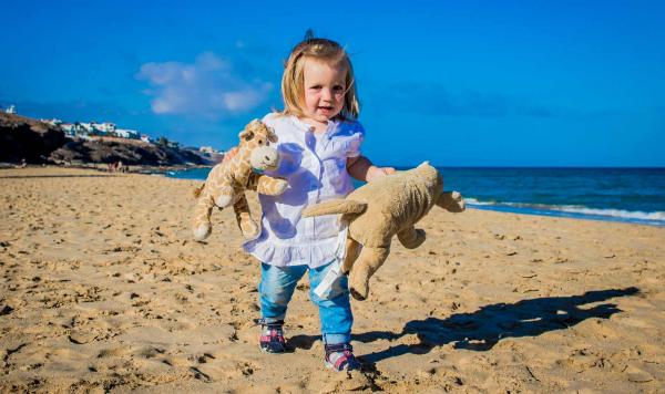 Amelie und Hund Minu am Strand