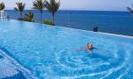 Kind schwimmt im Pool