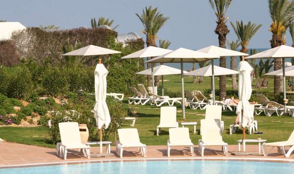 Liegestühle am Pool