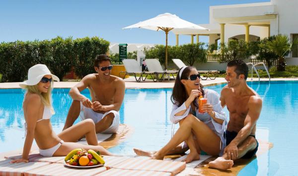 Mit Freunden am Pool