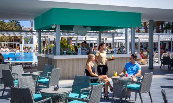 Gedeckte Tische im Restaurant