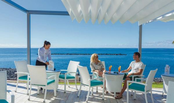 Poolbar mit Strandblick