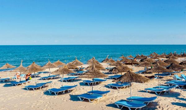 Liegen und Sonnenschirme am Strand
