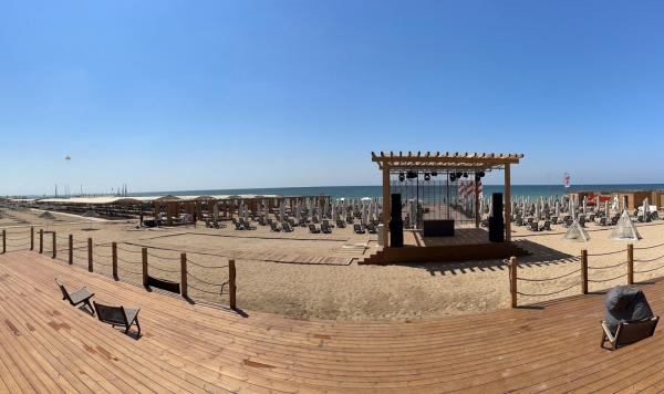 Liegen und Bühne am Strand