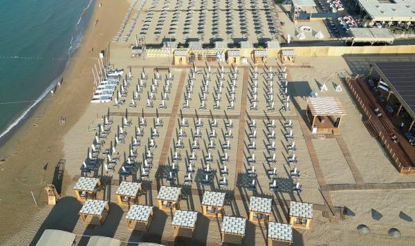 Luftaufnahme Liegen am Strand