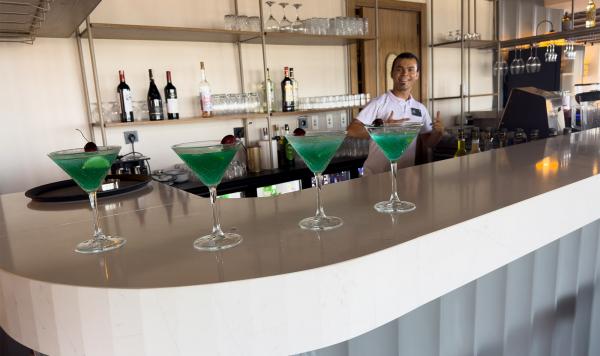 Mitarbeiter an der Bar