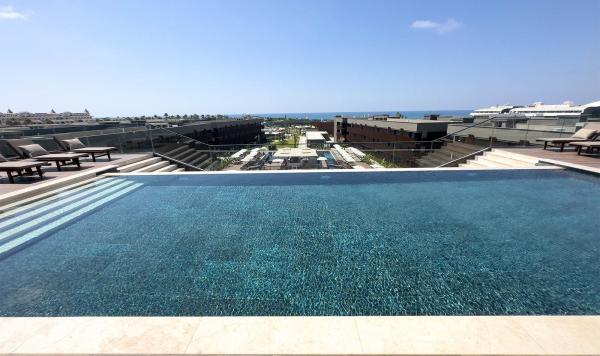 Pool in der Rooftop Bar