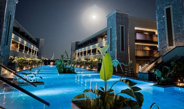 Swim Up Zimmer am Abend