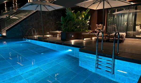 Swim up Zimmer bei der Nacht