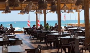 Strandrestaurant mit tollem Blick aufs Meer