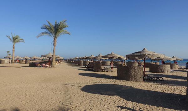 Liegen mit Sonnenschutz