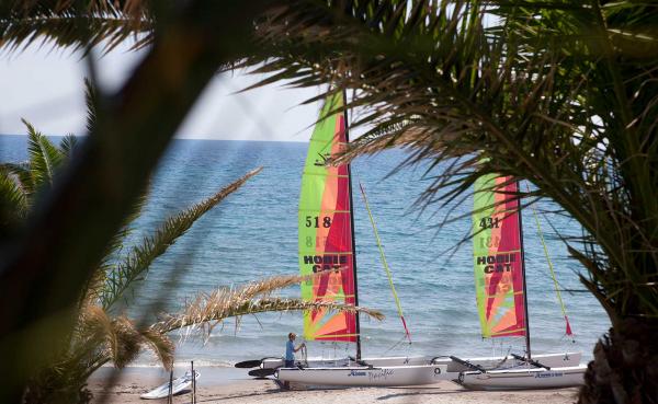 Katamarane am Strand