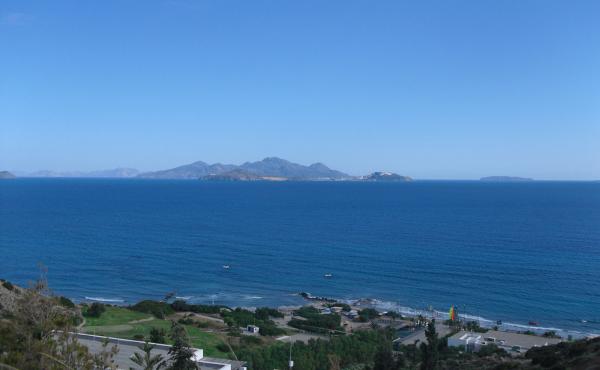 Blick auf den Strand und die Wassersportstation