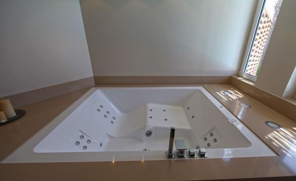 Whirlpool im Wellnessbereich