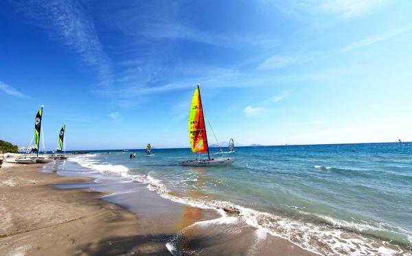 Katamaran auf dem Weg ins Meer