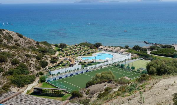 Blick auf Pool und Fußballplatz