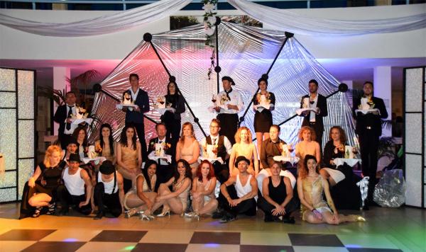 Bühnenshow mit zahlreichen Darstellern