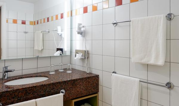 Badezimmer in einem der Hotelzimmer