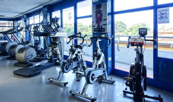 Fitnessgeräte im Studio