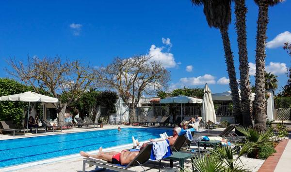 Blick auf den mit Liegen gesäumten Pool