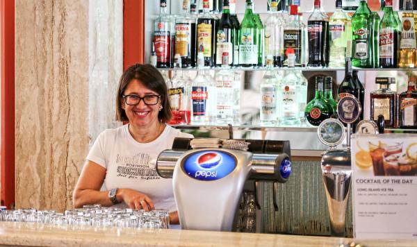 Bar mit lächelnder Angestellten