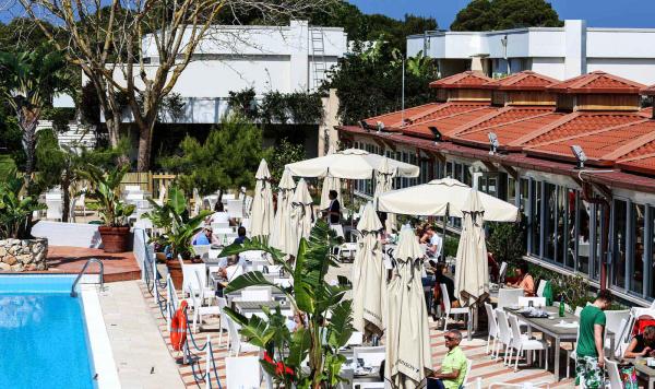 Blick über den Pool auf die Restaurant-Terrasse