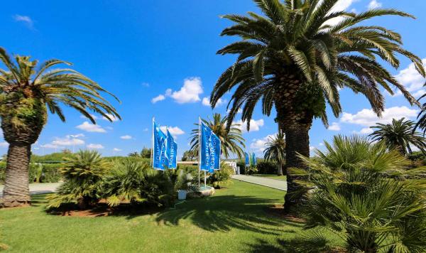 Gartenanlage mit Palmen und Robinson-Fahnen