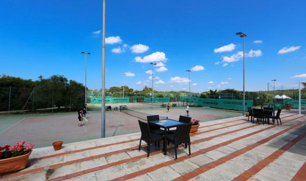 Blick von der Terasse auf die Sportanlagen