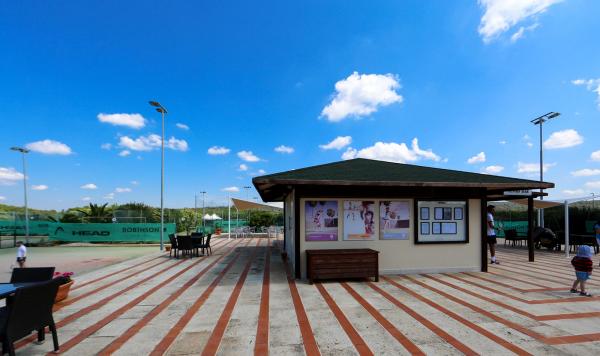 Blick von der Terrasse auf die Sportanlagen