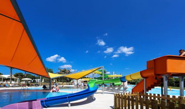 Pool mit diversen Wasserrutschen