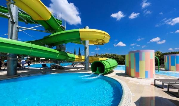 Große gelb-grüne Wasserrutsche