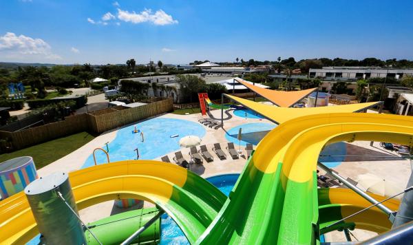 Verschlungene gelb-grüne Wasserrutsche