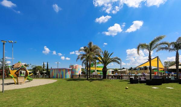Blick von der Gartenanlage auf den Wasserpark