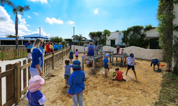 Belebter Kinderspielplatz
