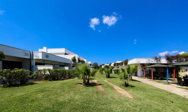 Blick vom Garten auf die Wohngebäude