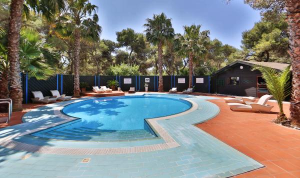 Blick auf einen kleinen Pool mit wenigen Liegen