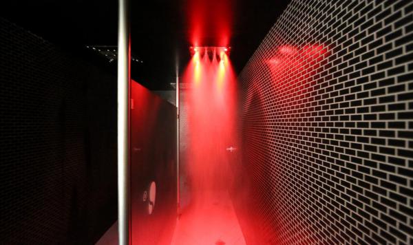 Dusche mit roter Beleuchtung