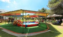 Kinderspielplatz mit Planschbecken