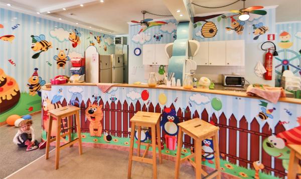 Bunt ausgestatteter Kinderclub