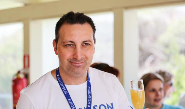 Lächelnder Club-Mitarbeiter