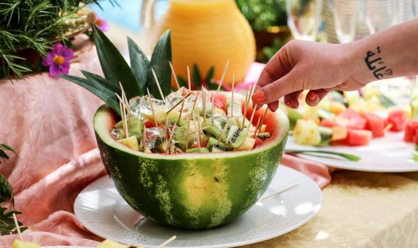 Ausgehöhlte Wassermelone gefüllt mit Fruchtstücken