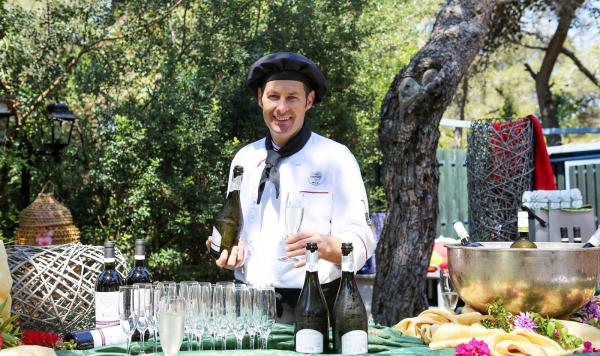 Koch am Buffet mit eisgekühltem Wein