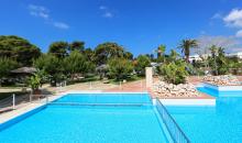 Blick über den Pool und die Gartenanlage
